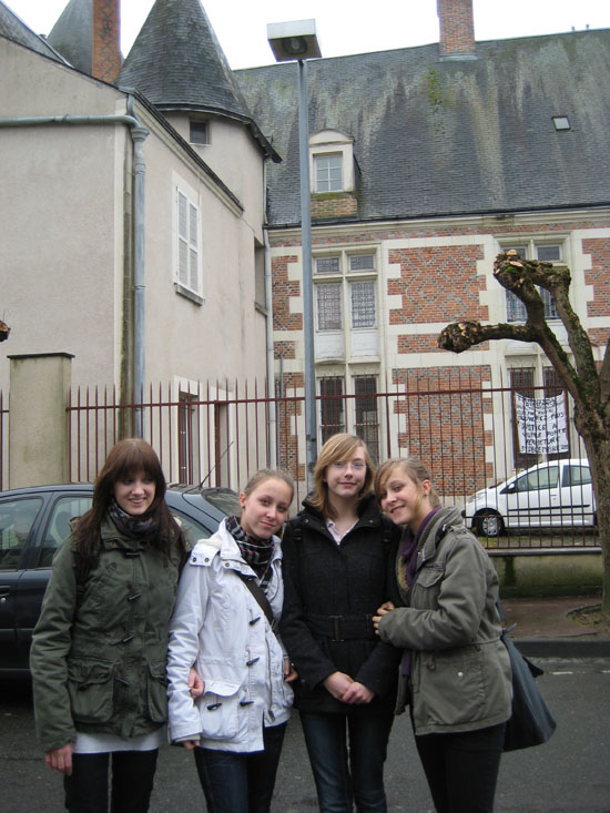 Aileen, Jenny, Amelie und Vanessa vor dem ehemaligen Schloss von Romo