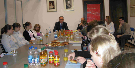 Mit dem Generalkonsul am runden Tisch
