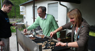Eltern am Grill
