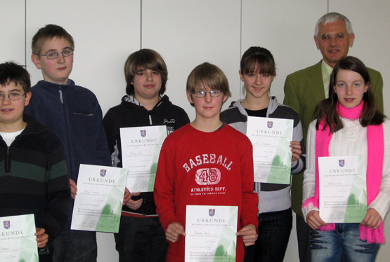 Urkunden aus der Hand des Schulleiters