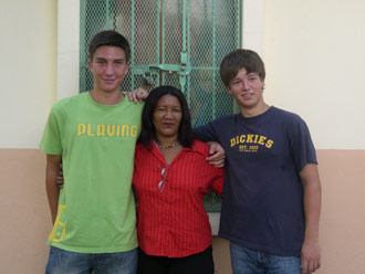 Fabian und Adrian mit ihrer Gastmutter
