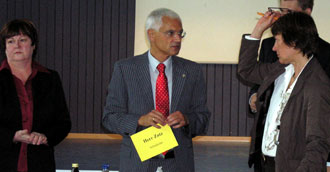 Schulleiter B. Zotz und Kultusministerin K. Wolff