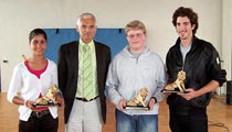 Preistr&auml;ger und Schulleiter