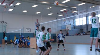 Thorsten Pilz (12) nach Block schaut den Ball ins Aus hinterher. Frank Werner (7) und Tibor Hoff stehen gut in der Nahsicherung.