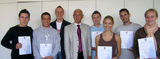 Webteam mit Urkunden und Schulleiter Bernhard Zotz